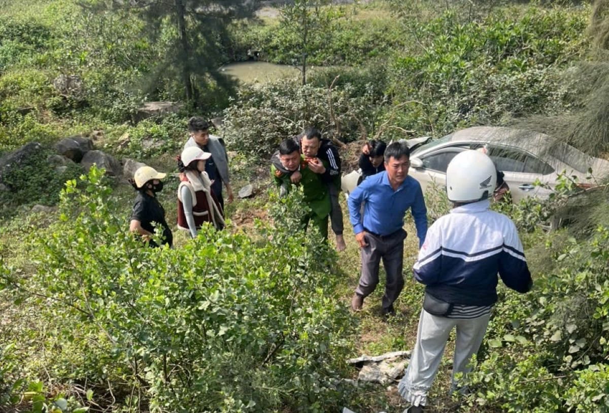 Xe ô tô lao xuống vực, 3 người thoát chết thần kỳ