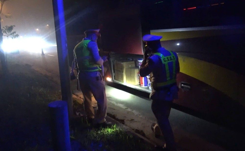 Lào Cai kiểm tra, phát hiện xe khách chở hàng lậu