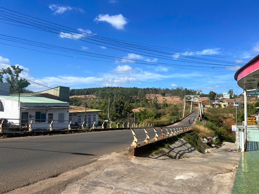 Gia Lai: Bé gái sơ sinh bị bỏ rơi tại cầu treo Phan Đình Phùng