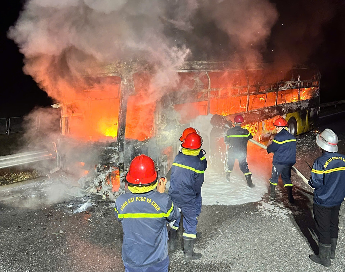 Xe khách bốc cháy dữ dội trên cao tốc ở Hà Tĩnh