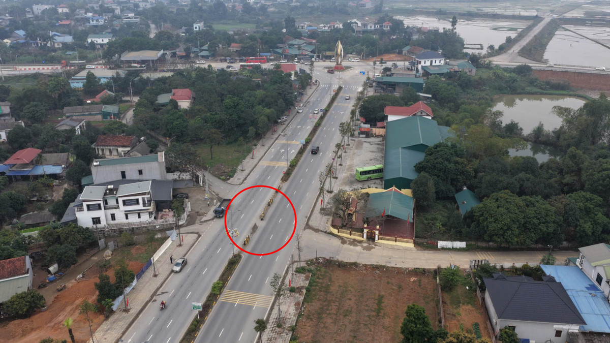 Tài xế lúng túng vì điểm quay đầu trên đường 6 làn ở Phú Thọ bị thu hẹp