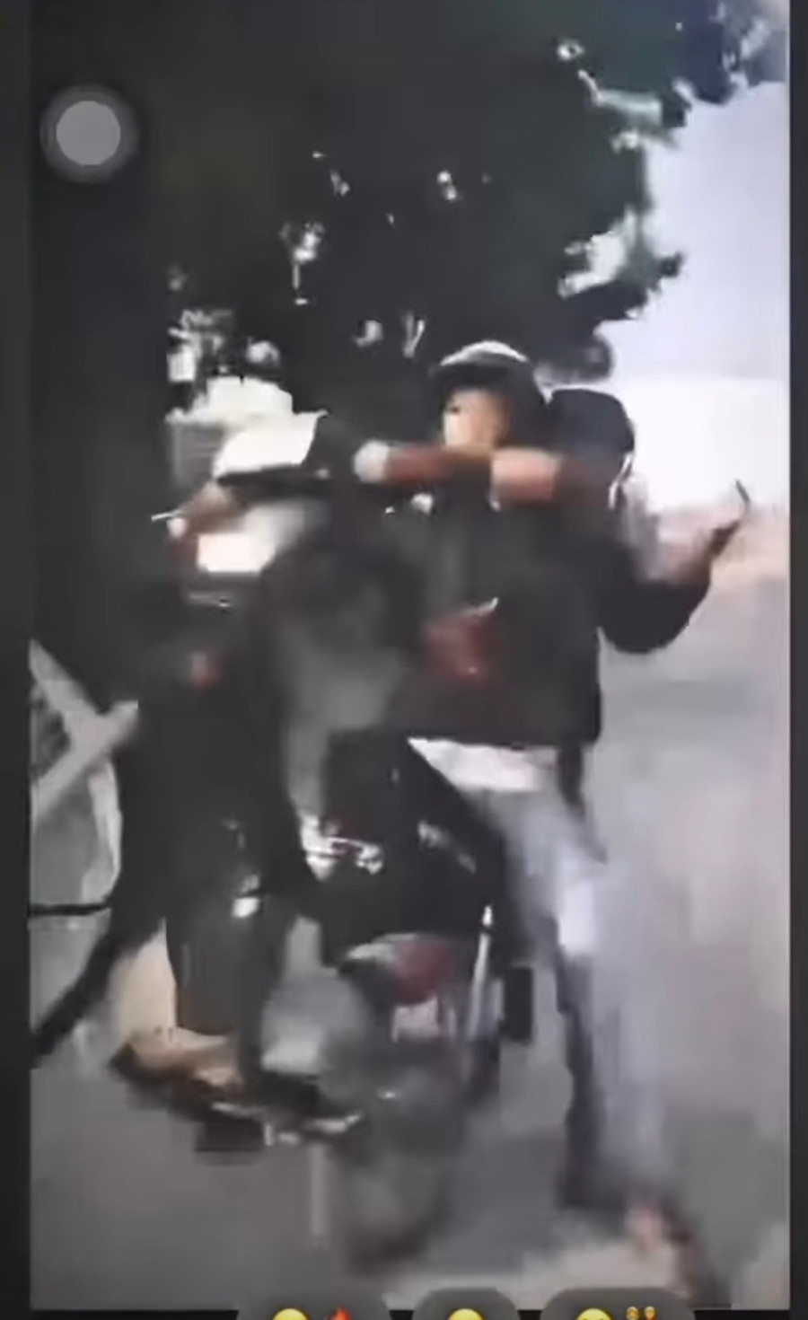 Bốc đầu xe máy đăng lên Facebook, nam sinh bị tịch thu phương tiện