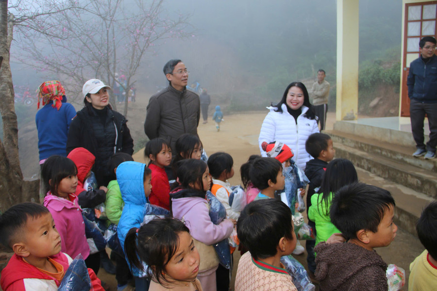 Gần 1.300 suất quà ‘Kết nối yêu thương’ đến học sinh vùng cao Sơn La