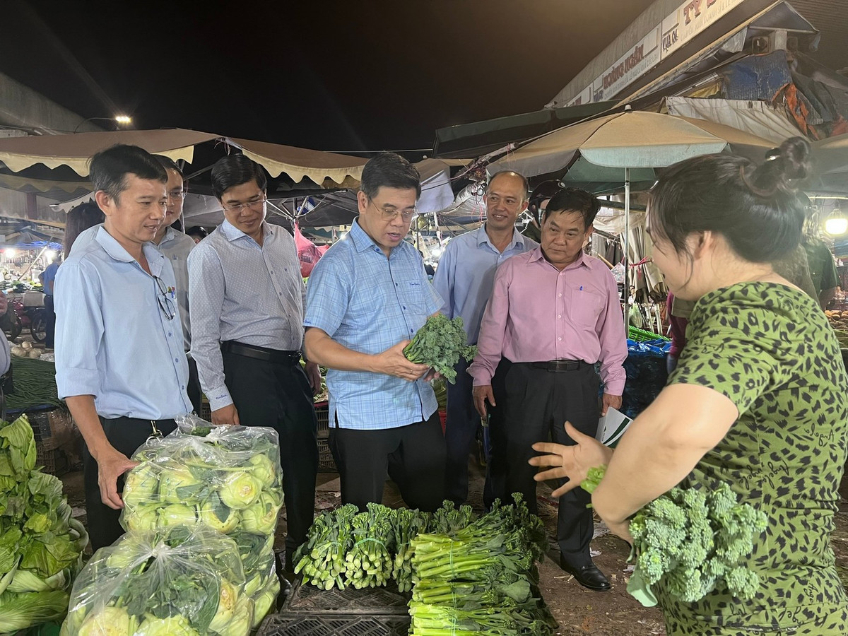 Xuyên đêm kiểm tra chợ đầu mối trái cây, rau thịt trước Tết