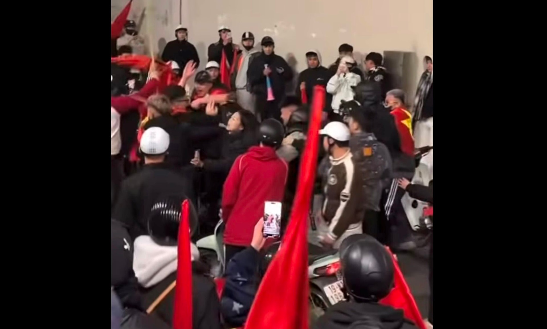 [CLIP] Xác minh vụ nhóm thanh niên sàm sỡ phụ nữ, hành hung bạn trai nạn nhân