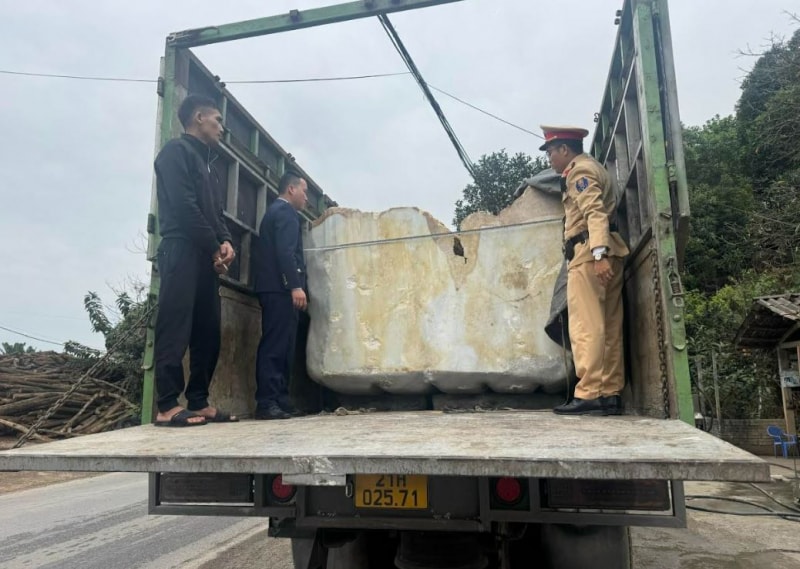 Lào Cai tạm giữ 2 xe tải chở 70 tấn đá hoa không rõ nguồn gốc vào miền Nam