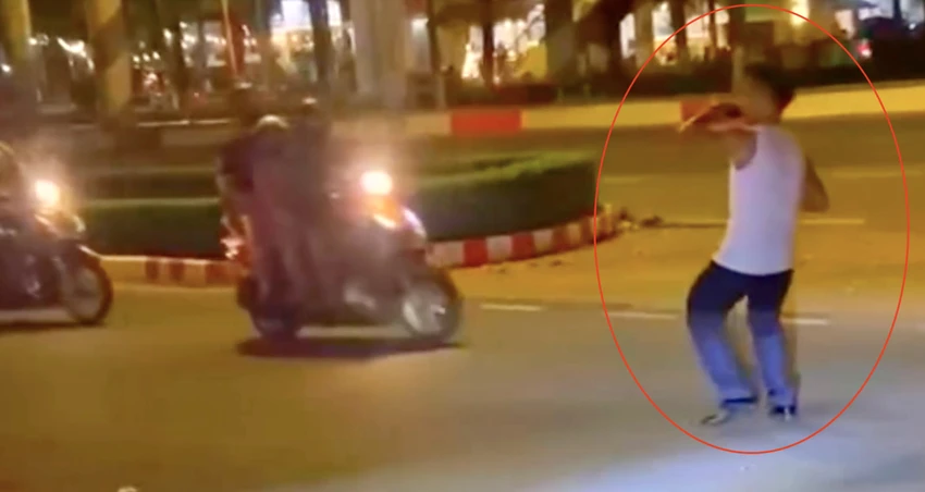 Công an làm việc với người mở loa kẹo kéo, nhảy nhót trên đường đông xe