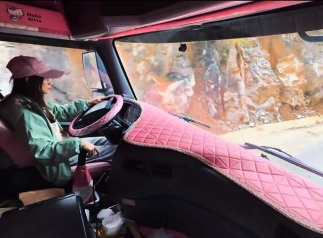 [VIDEO] Công an vào cuộc, nữ TikToker lái xe tải chặn đầu xe khác vì nghĩ mình bị trêu ghẹo nhận cái kết đắng