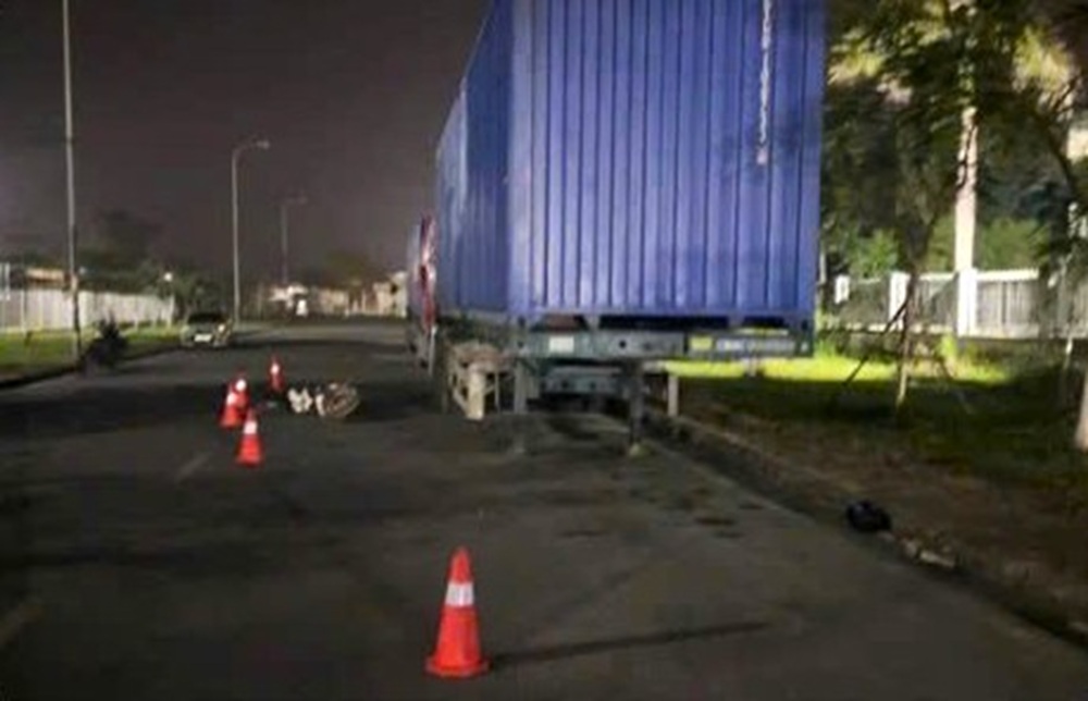 Đâm vào xe đầu kéo đang dừng, nam thanh niên đi xe mô tô tử vong