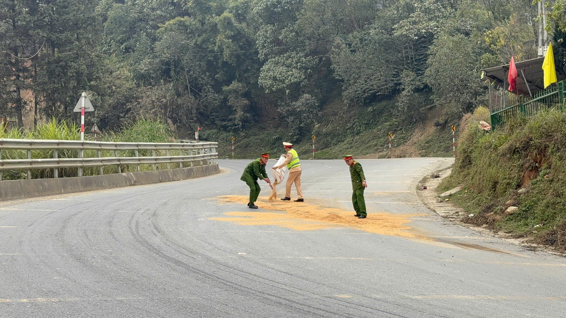 Công an tỉnh Lào Cai nhanh chóng xử lý vết dầu loang trên cung đường đèo dốc Sa Pa