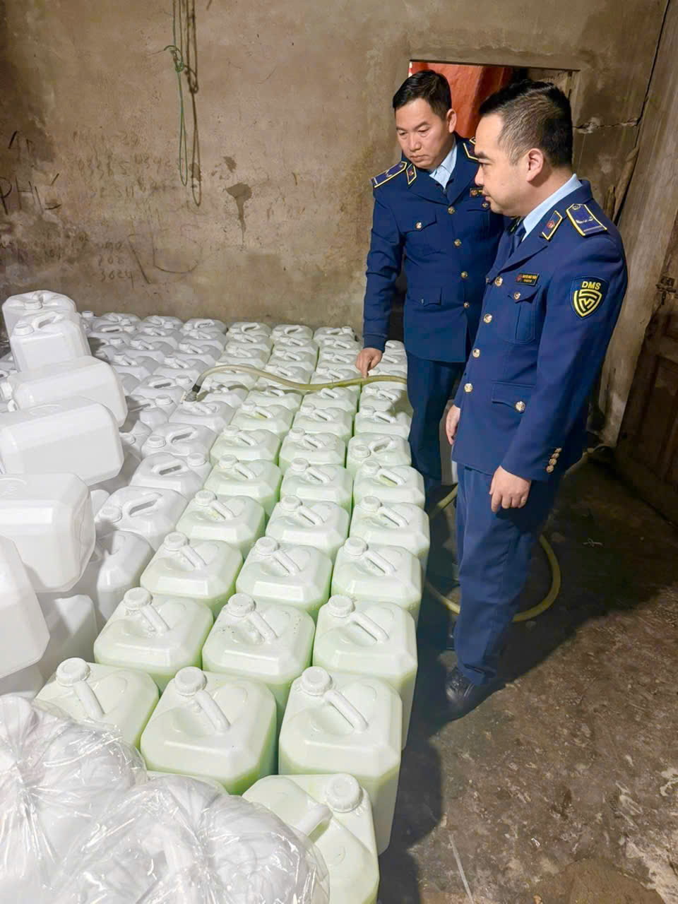 Lào Cai: Thu giữ 880 lít rượu hương cốm không rõ nguồn gốc, xuất xứ