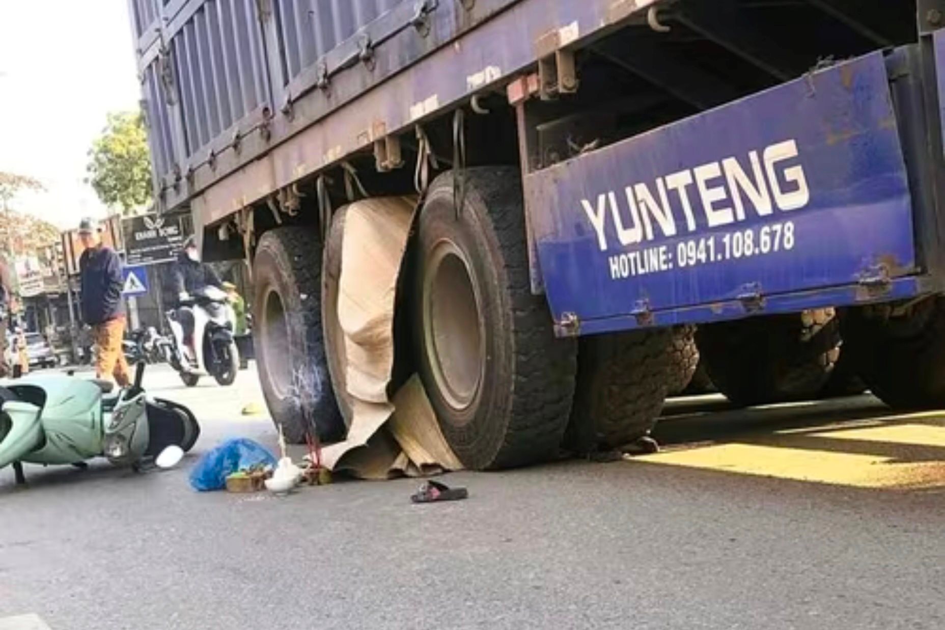 Bé trai tử vong sau va chạm giao thông