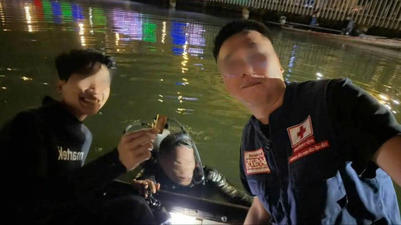 Du khách đánh rơi 2 cây vàng xuống sông Hương