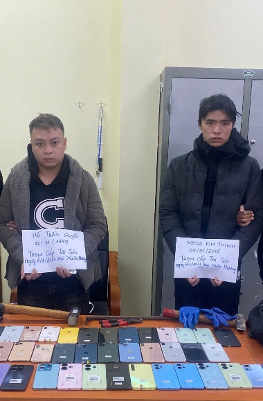 Lộ diện chân dung 2 tên trộm phá khóa cửa hàng, trộm 51 điện thoại ở Hà Nội