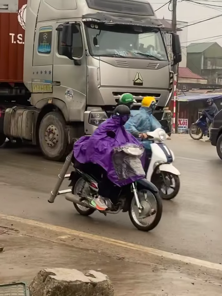 Ngay lúc này tại Cầu Mai Lĩnh