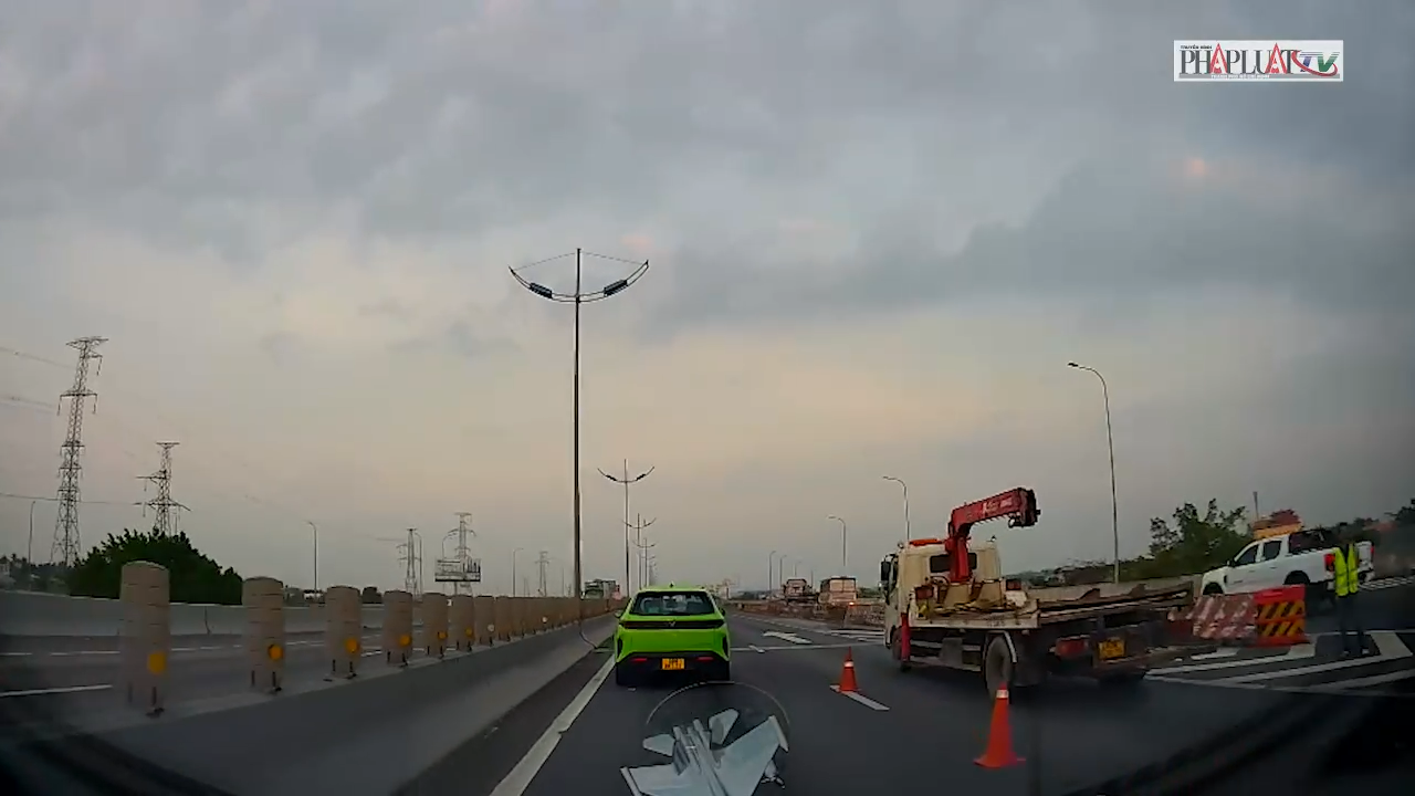 Xe đầu kéo và xe tải va chạm trên cao tốc, một người tử vong