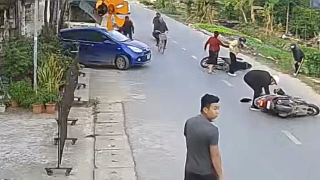 Clip: Ô tô lao nhanh từ ngõ làm xe máy giật mình ngã xoài