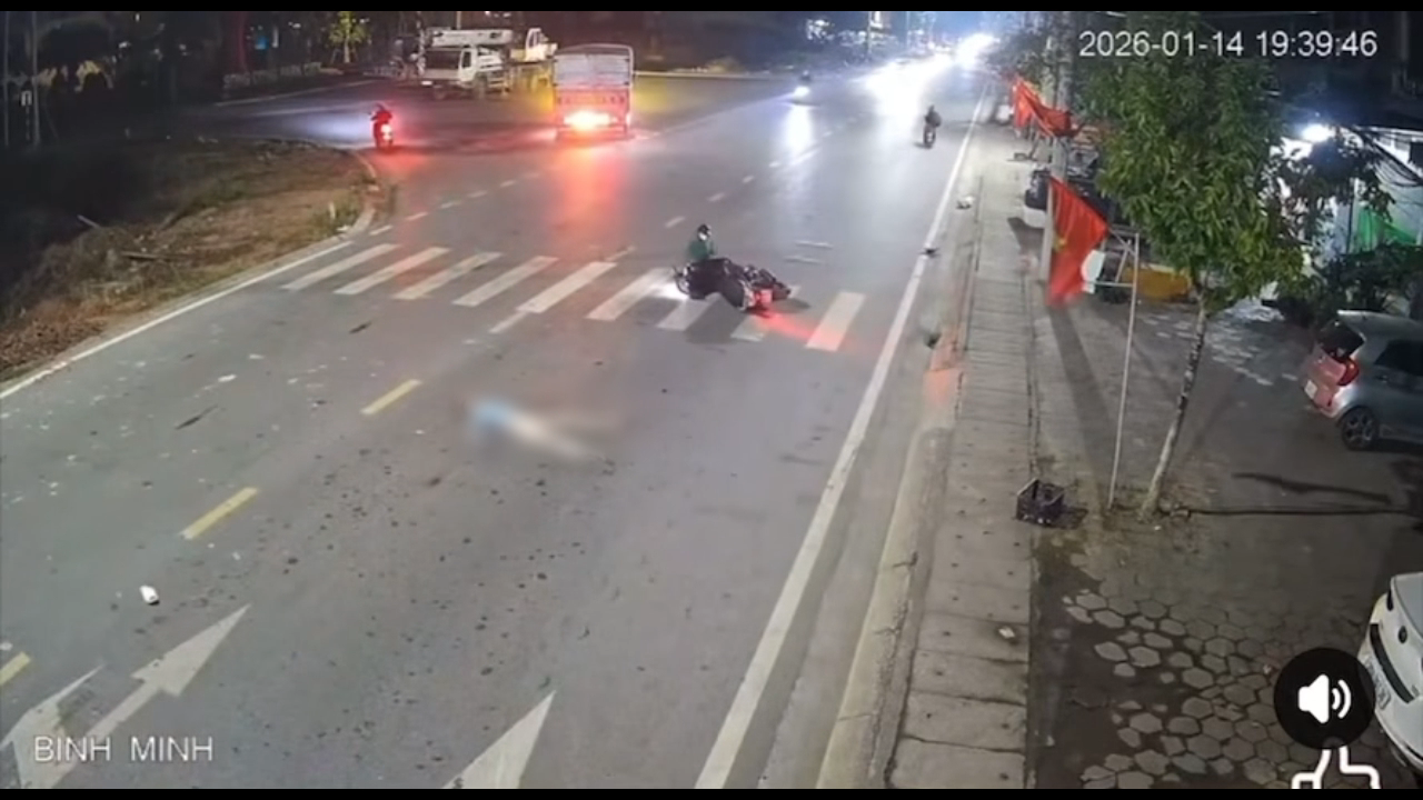 Clip: Xe tải đi ẩu lấn làn khiến hai xe máy ‘nằm đường’