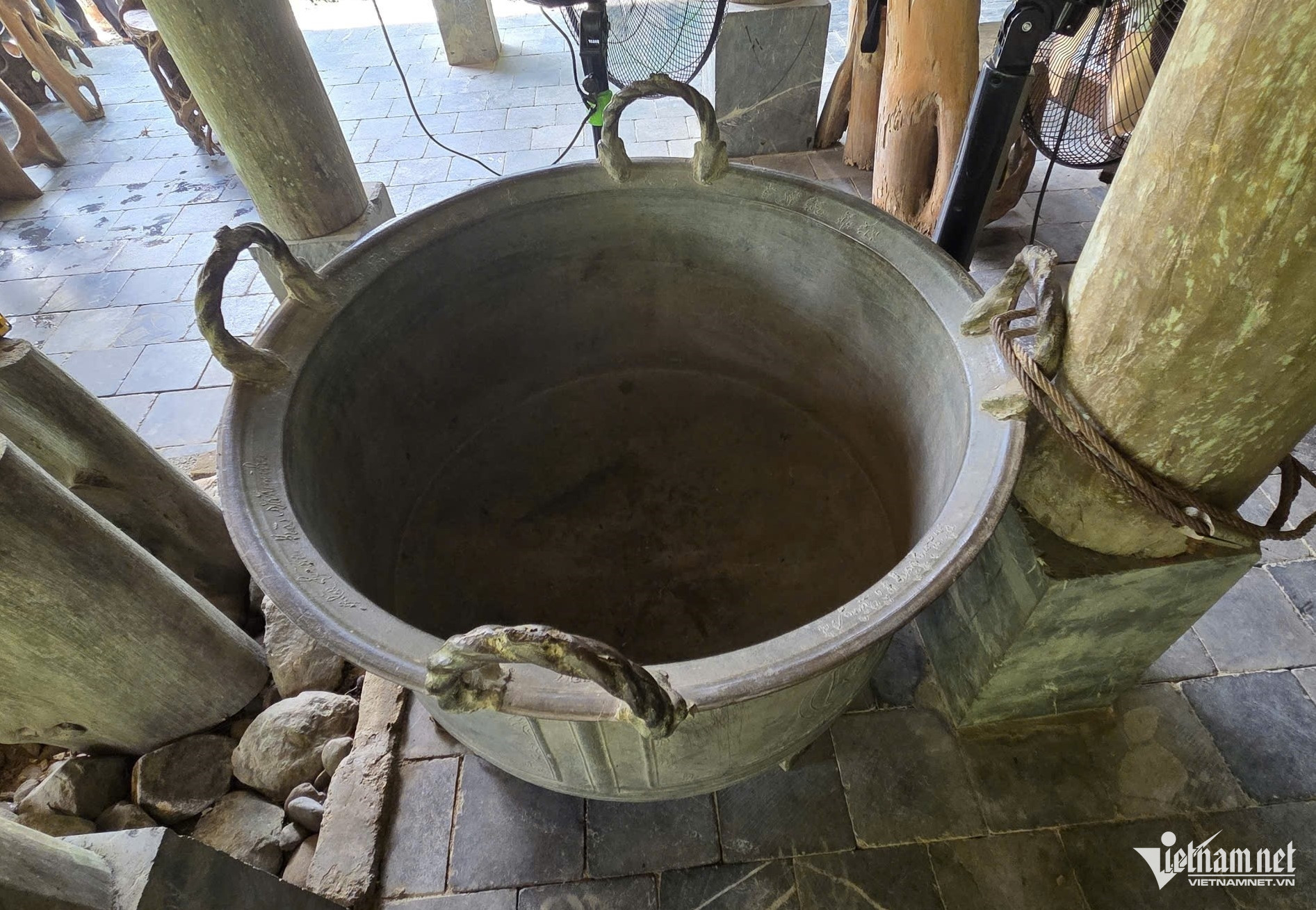 Người đàn ông ở Thanh Hóa đổi một căn nhà sàn lấy chiếc nồi đồng cổ