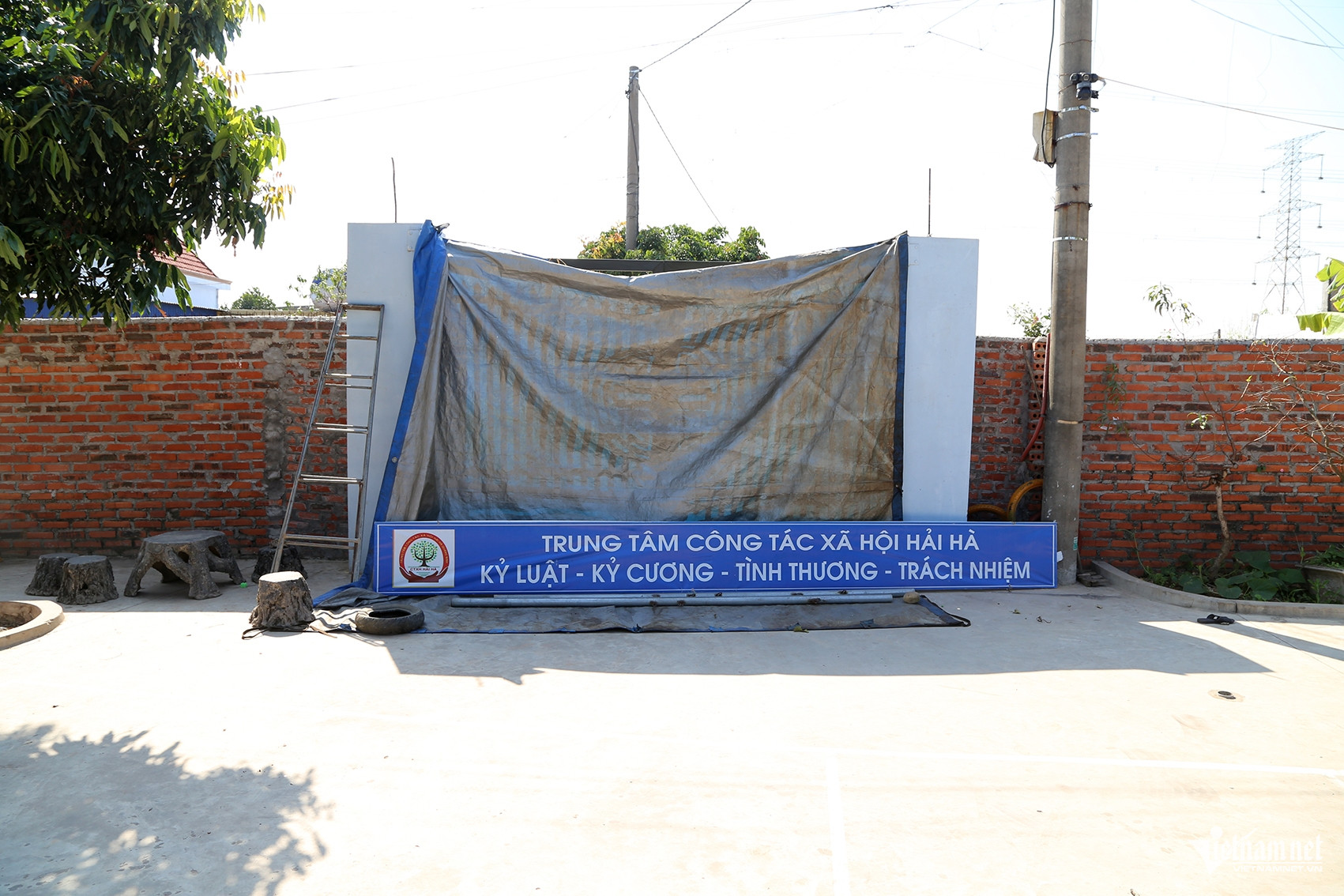 Gậy gỗ vứt ở Trung tâm Công tác xã hội Hải Hà sau khi giám đốc bị bắt