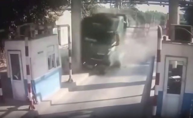 Xe đầu kéo mất lái lao thẳng vào trạm thu phí