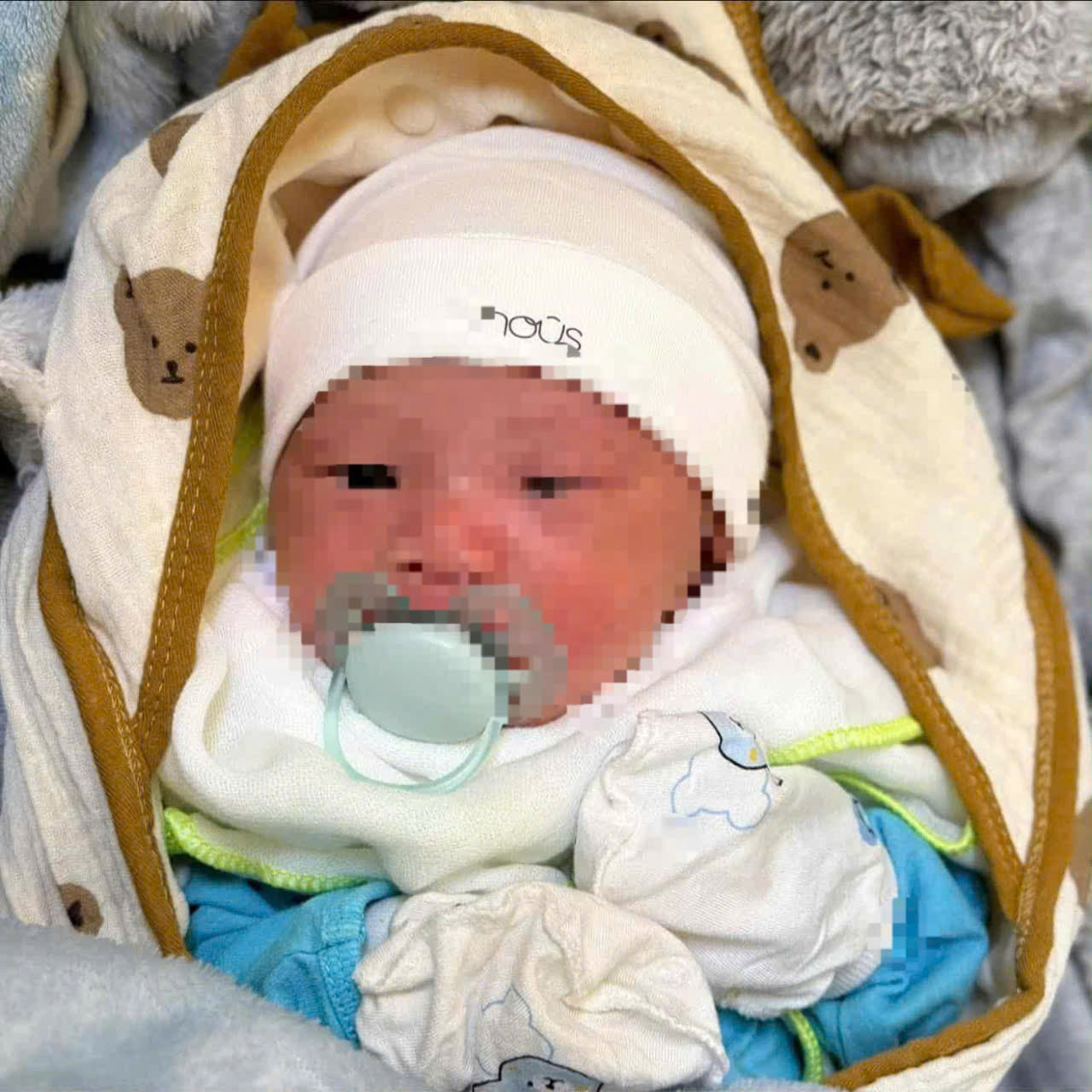 Bé sơ sinh bị quấn trong áo khoác, bỏ rơi bên vệ đường ở Phú Thọ