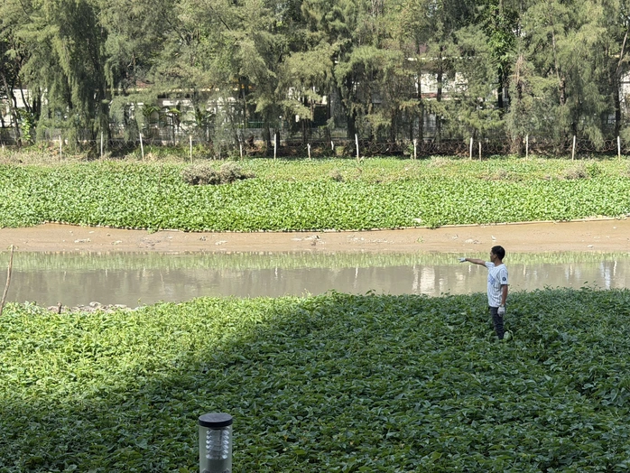 Phát hiện thi thể nổi trên mặt nước có mặc áo chữ “Drik Up The Past”