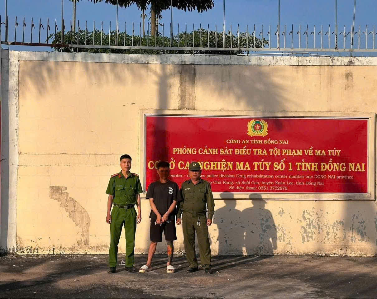 Công an phường Phước Tân đưa đối tượng đi cai ngh/iện bắt buộc
