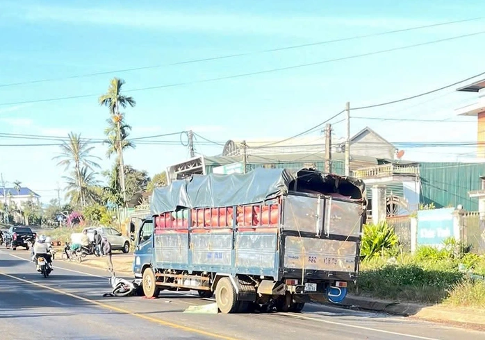 Hai vợ chồng bị xe tải tông từ phía sau, tử vong thương tâm