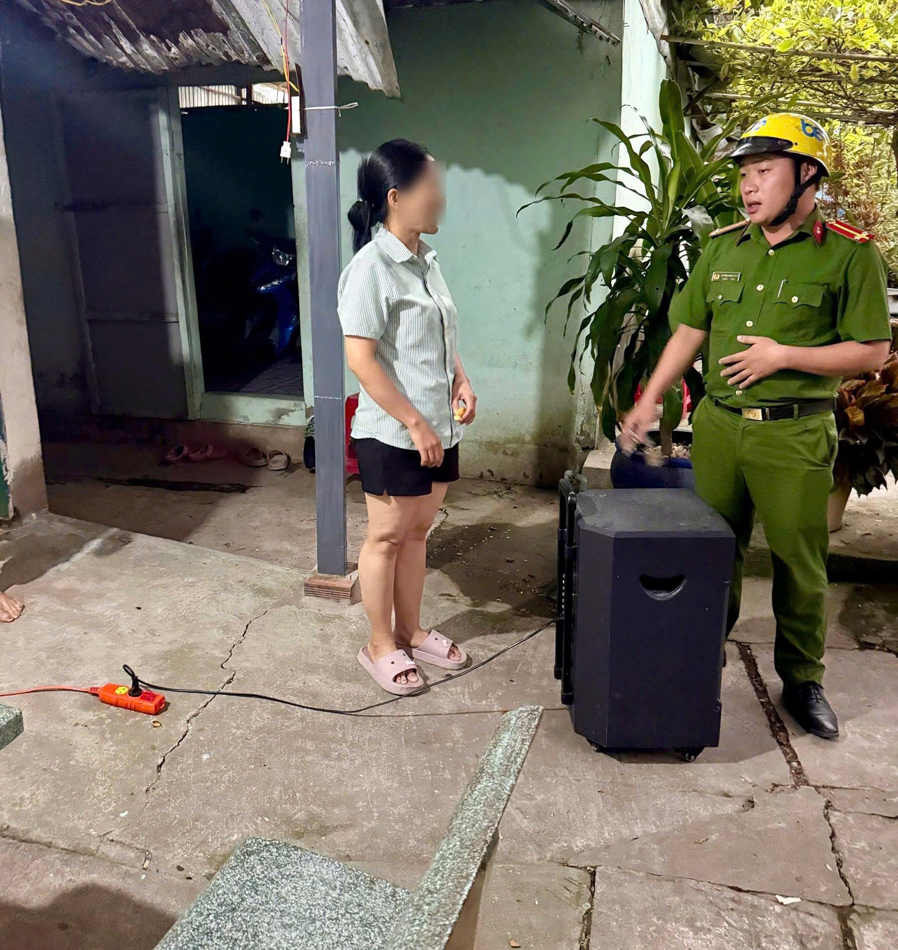 Hiện nay tại nhà ông N.S, đường Dương Văn Thì, ấp Cát Lái, loa vang bài “Đêm nay ai đưa em về” nghe cũng da diết lắm