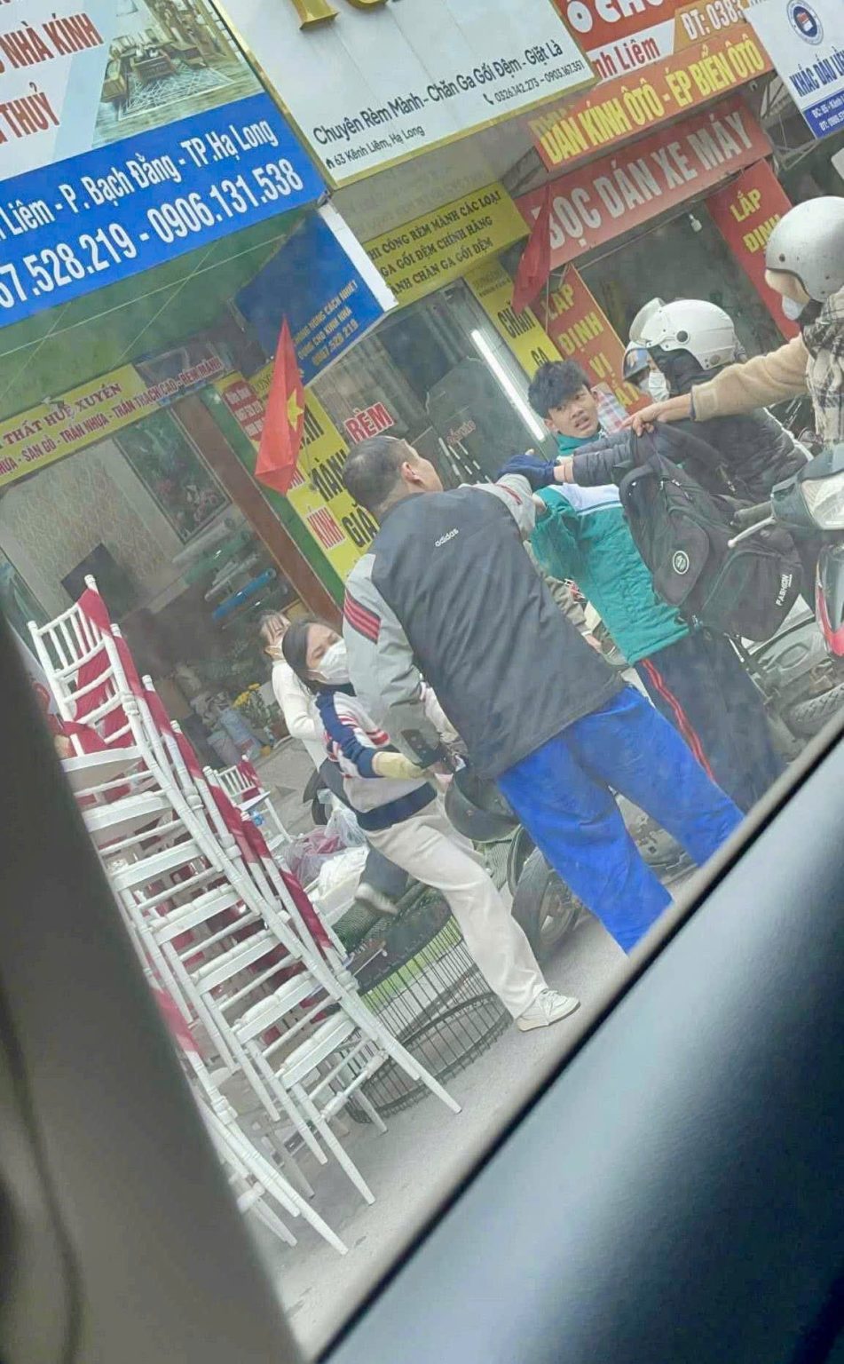 Công an điều tra vụ học sinh bị đấm liên tiếp sau va chạm giao thông