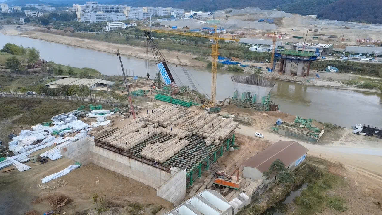 Lào Cai rét 4 độ C, hơn 100 công nhân vẫn bám công trường cầu biên giới Việt – Trung