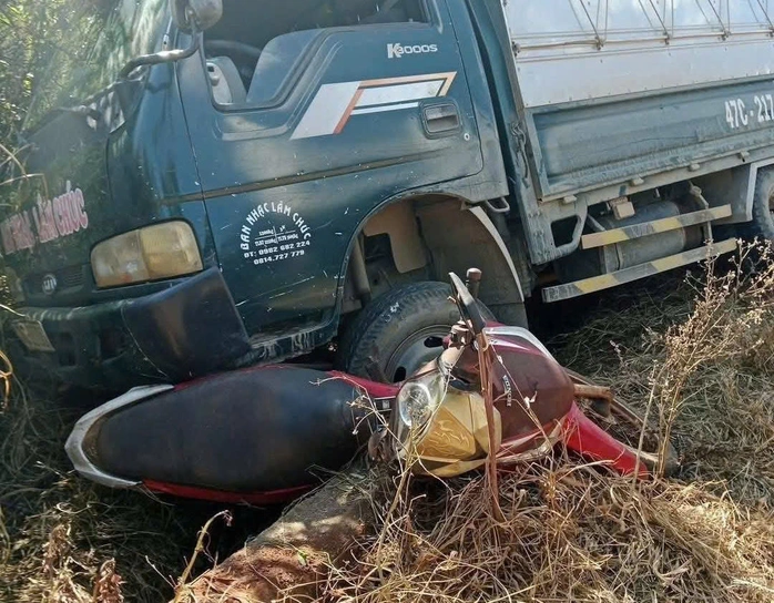 Xe tải tự trôi, cán cháu nhỏ tử vong thương tâm