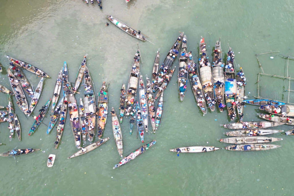 Lật thuyền khi xem đua ghe, hai mẹ con tử vong