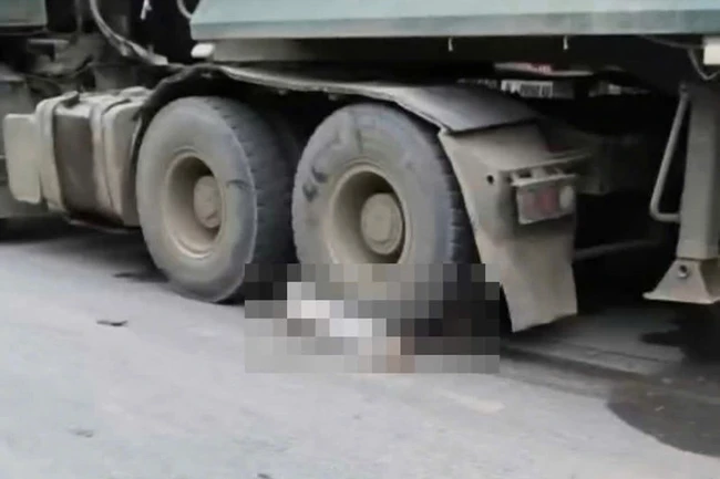 Xe máy va chạm xe đầu kéo khiến mẹ tử vong, con trai nguy kịch