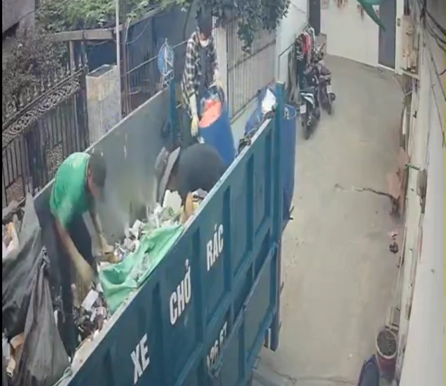 Bất bình tình trạng ‘ép’ đóng tiền rác tháng 13 tại TP.HCM