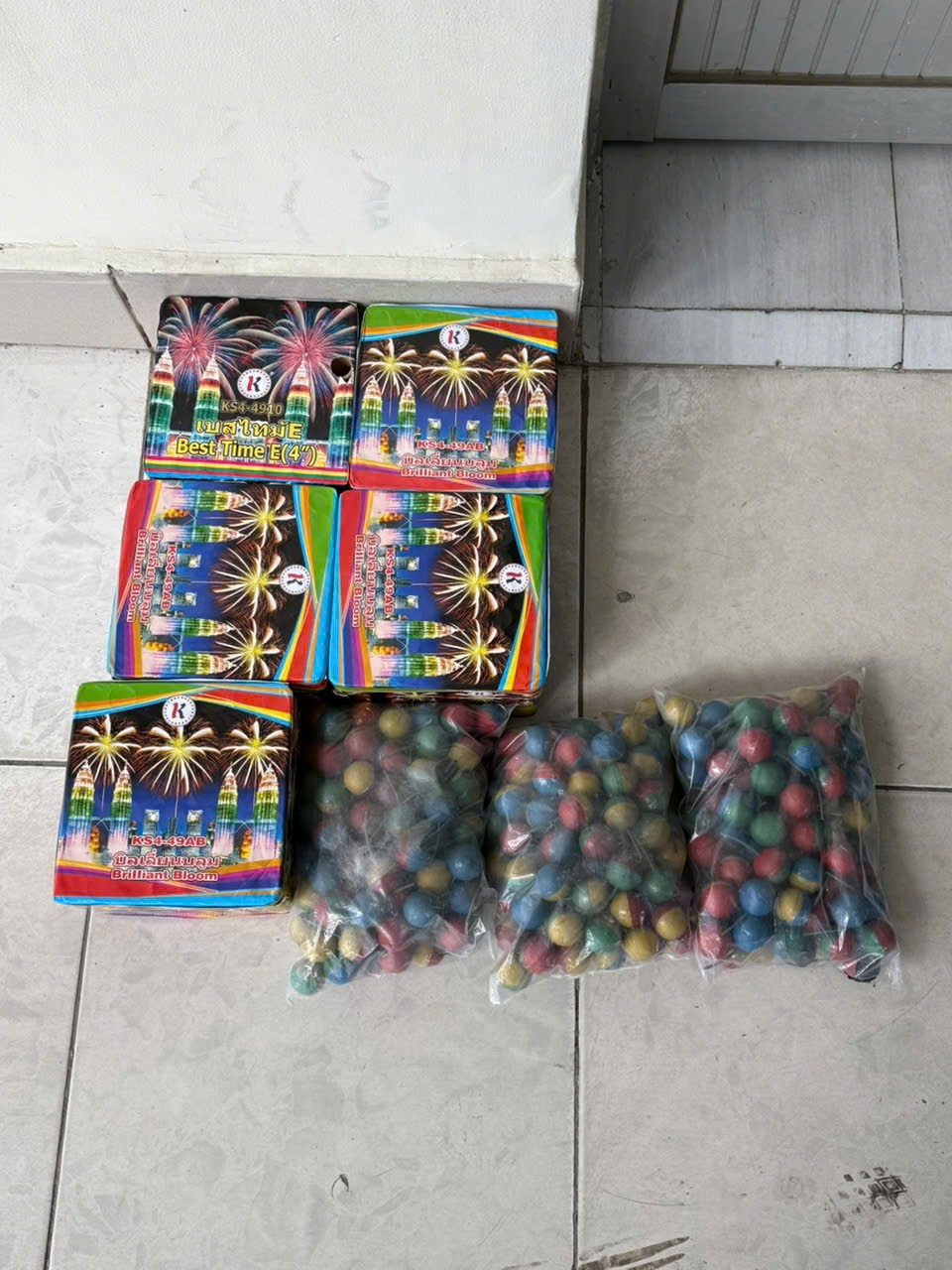 Bắt quả tang đối tượng mua, bán pháo nổ nhập lậu