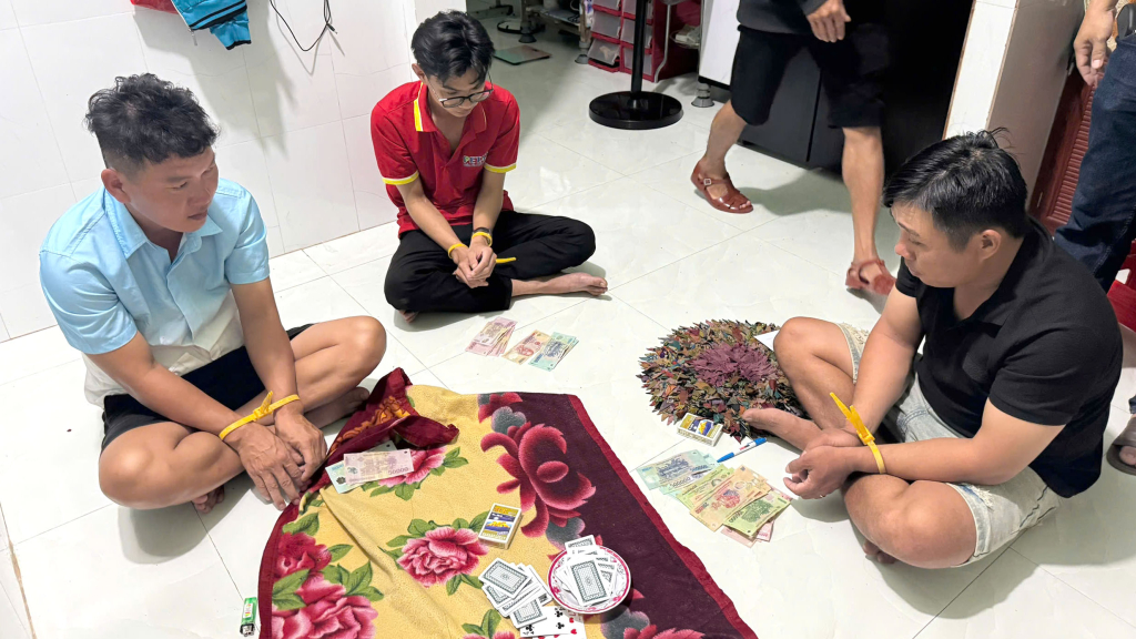 Xã Tân Thạnh: Triệt phá tụ điểm đánh bạc ăn tiền, tạm giữ 3 đối tượng