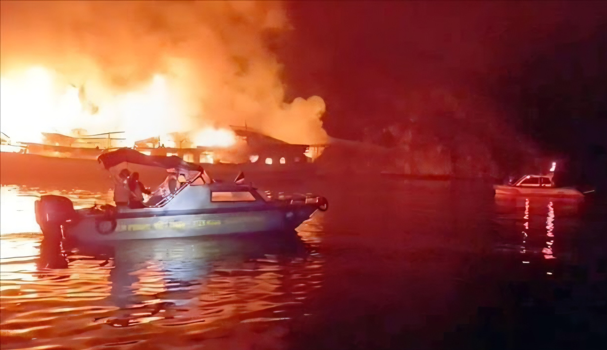 Cháy tàu du lịch trên vịnh Hạ Long, 41 người được đưa đi an toàn