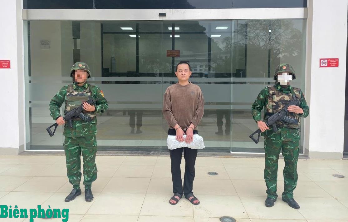 Tiếp nhận công dân xuất nhập cảnh trái phép, phát hiện 1 đối tượng truy nã