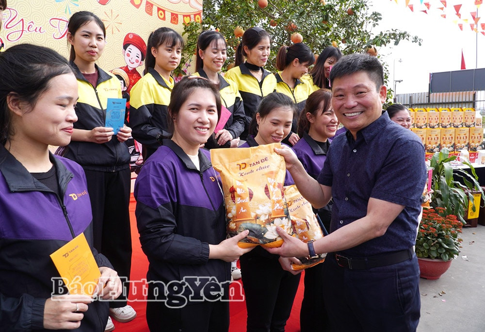 Một công ty may thưởng Tết 3 tháng lương cho 16.000 lao động, phải tạm ngừng sản xuất vì công nhân quá phấn khích