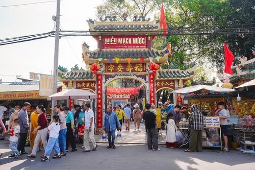 Đầu năm đến ngôi miễu tại vùng ven TPHCM xin nước cầu may