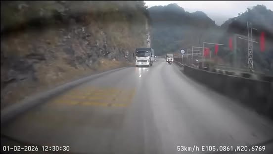 Xe tải mất lái trên đèo Đá Trắng, né 4 phương tiện trước khi lật ngang