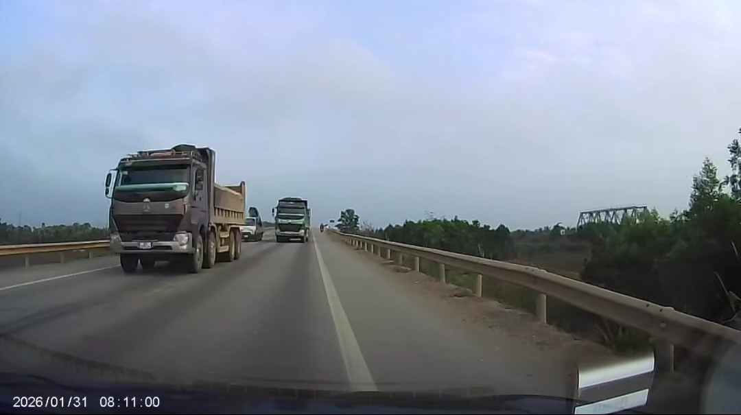 [VIDEO] 3 tài xế điều khiển xe tải ben nối đuôi nhau “vượt ẩu” trên QL47 (Nông Cống) bị xử phạt