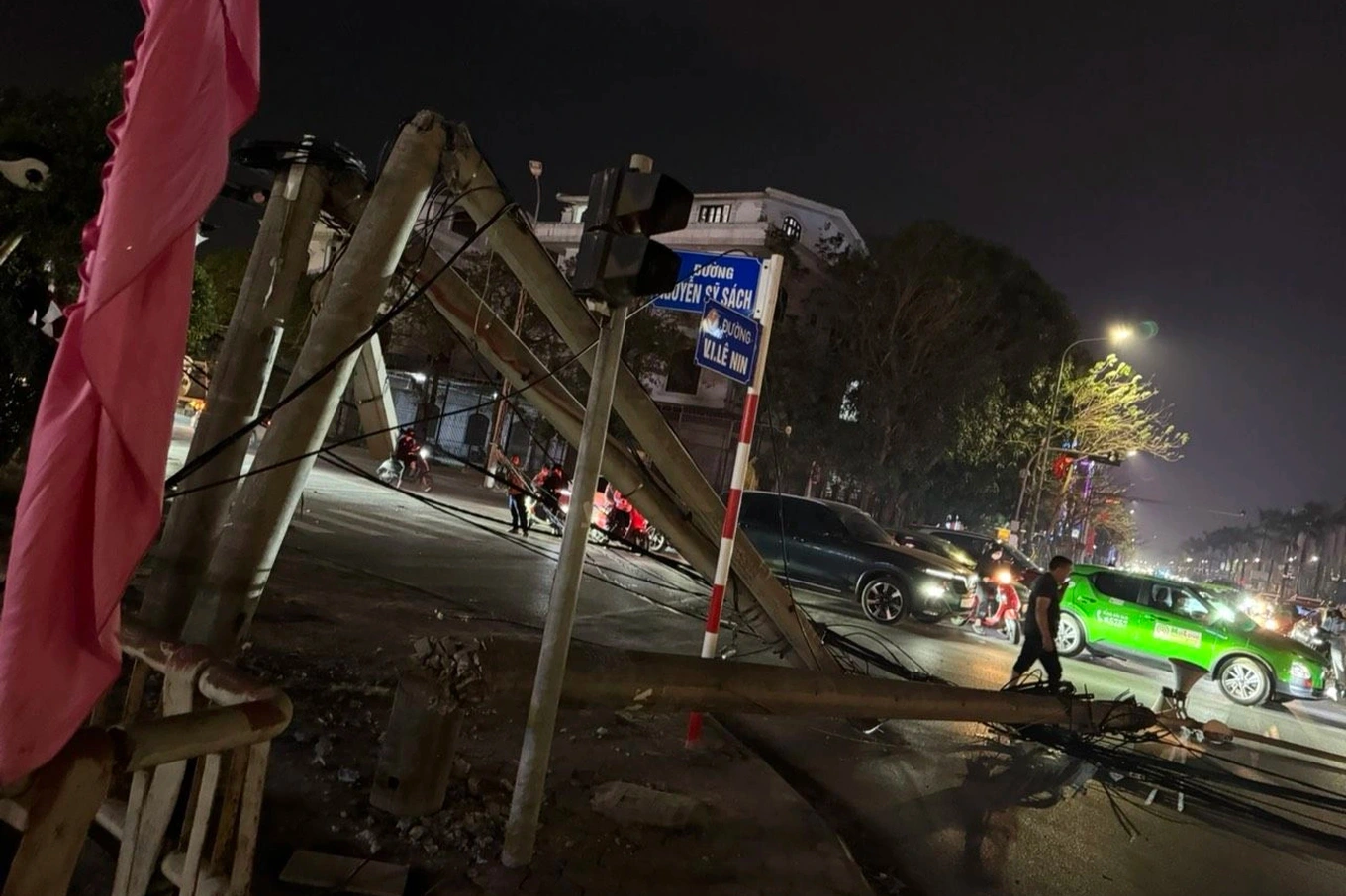 Ô tô cẩu làm gãy loạt cột điện xuống đường