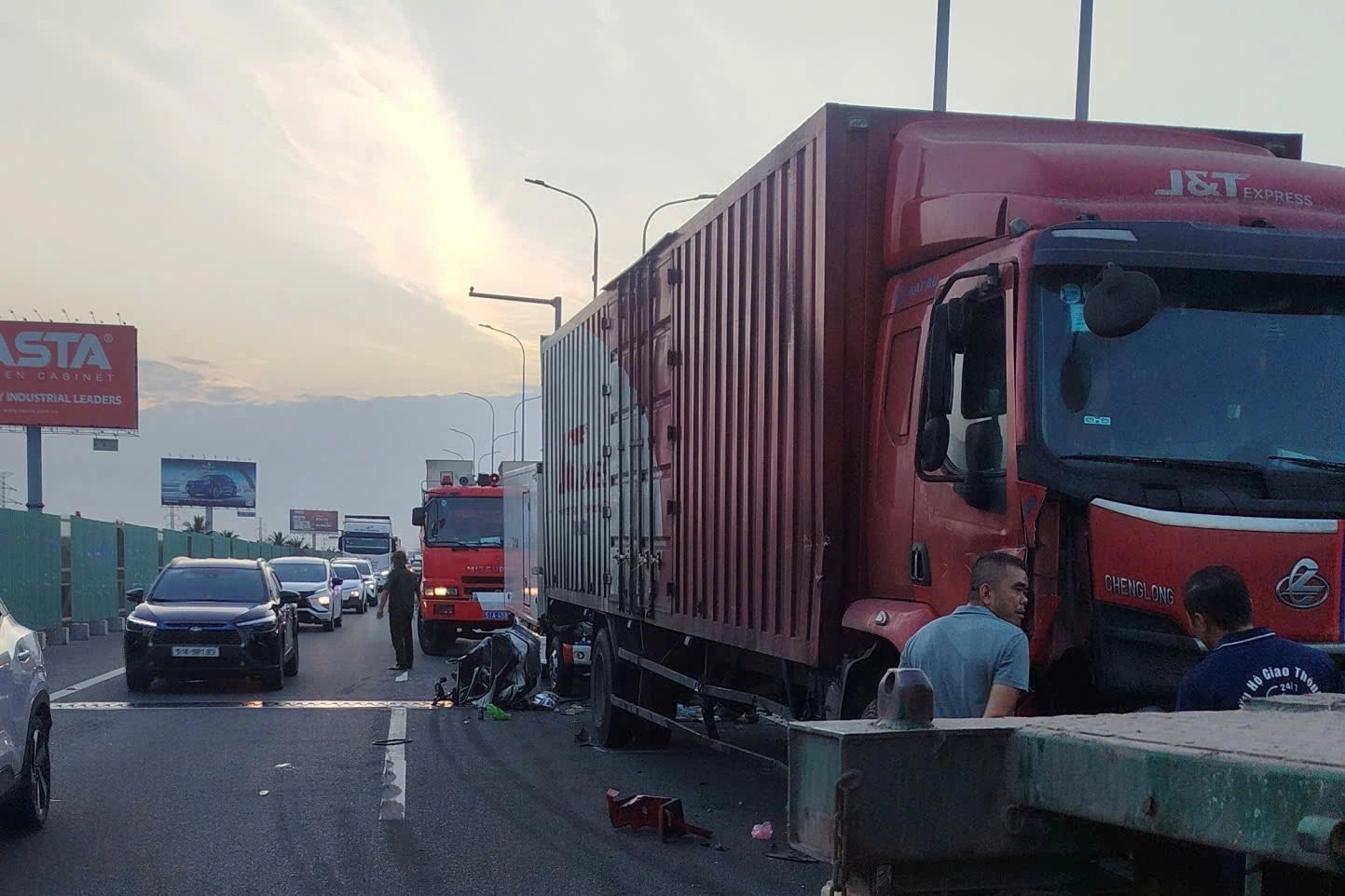 Tai nạn liên hoàn trên cao tốc TPHCM – Long Thành, tài xế xe tải tử vong