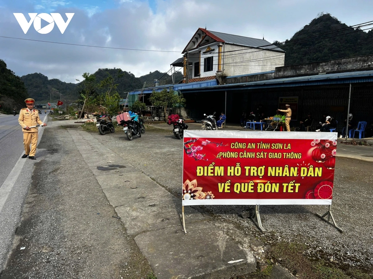 CSGT Sơn La tổ chức nhiều điểm hỗ trợ người dân về quê đón Tết trên Quốc lộ 6