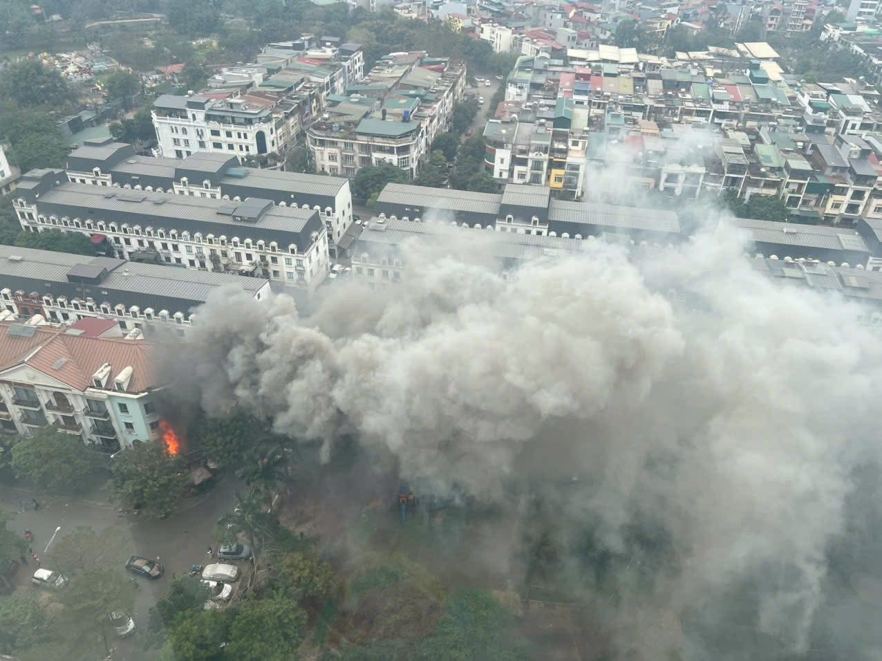 Cháy quán cà phê trong khu biệt thự liền kề ở Hà Nội