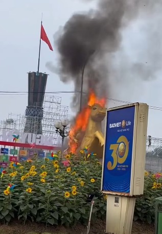 Linh vật ngựa đang thi công ở Thái Nguyên bốc cháy