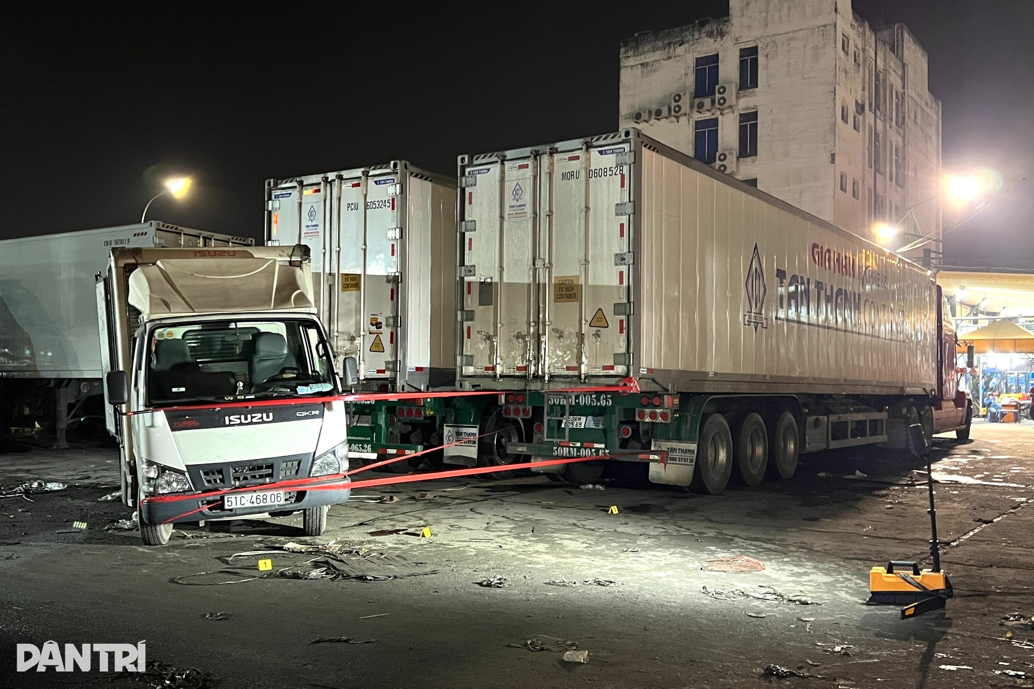 Xe đầu kéo chạy lùi tông chết tài xế ô tô tải ở TPHCM